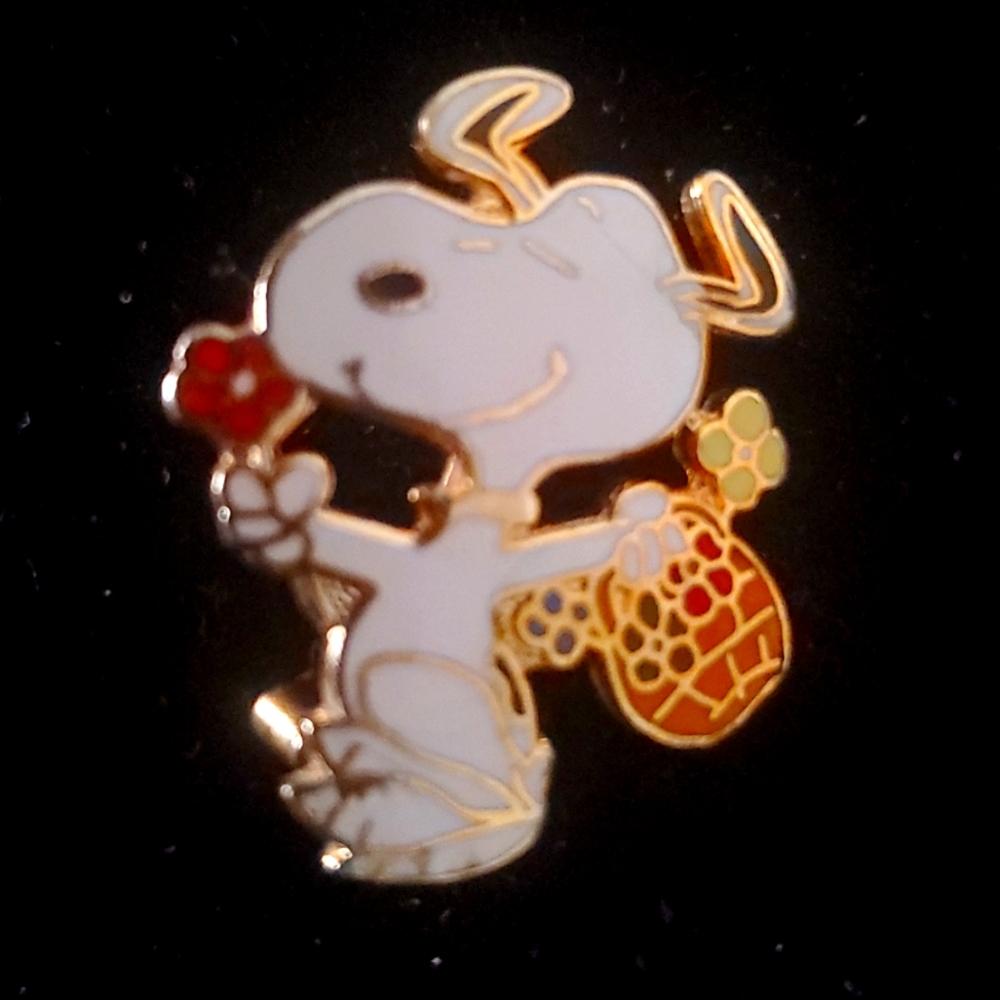 1 inch Snoopy pin /brooch.
